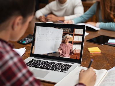 2250x1500_czy-warto-korzystac-ze-szkolen-online-ollh